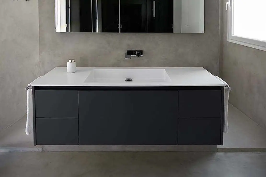 Baño de microcemento con piso, muros y regadera de tonalidad gris. Baño de microcemento con piso, muros y regadera de tonalidad gris.