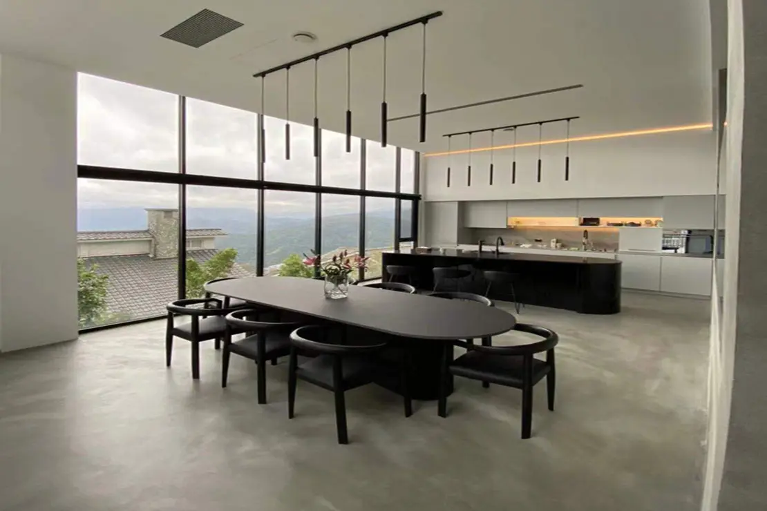 Cocina conectada al comedor con suelo de microcemento Cocina conectada al comedor con suelo de microcemento
